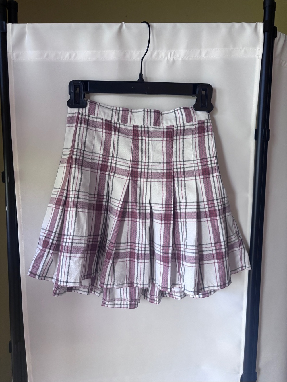aerie White and Mauve Plaid Pleated Skater Skirt